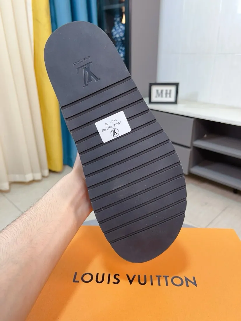 Men's shoes💰300🌹🌹【LV】Multi-color new men's slippers, original top-quality version, original special cowhide with pebbled embossing➕sheepskin on the inner and side, non-slip combination sole, more stable walking, more comfortable and lightweight, high-end and generous, size: 38~44